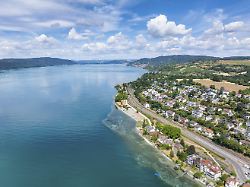 lufbild vom bodensee mit dem landesgartenschaugelaende und uferpark goldbach ueberlingen bodenseekreis baden wuerttemberg deutschland