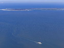 luftaufnahme norderney faehre ostfriesische insel nordsee ostfriesland niedersachsen deutschland