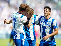 marten winkler 22 feiert nach seinem tor gemeinsam mit sebastian groenning 17 und josip brekalo 7 ger hertha bsc vs 1 fc heidenheim 1846 2 bundesliga 2 spieltag saison 2026 27 15 08