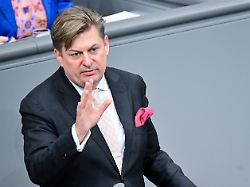 maximilian krah afd mitglied des bundestages spricht waehrend der 60 sitzung des 21 deutschen bundestages zum thema reform des gemeinsamen europaeischen asylsystems