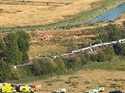 mit genehmigung von x veroeffentlichtes foto von einsatzkraeften am ort einer zugentgleisung bei lewes in east sussex