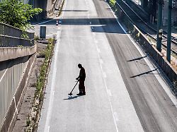 mitarbeiter einer strassenbaufirma kontrolliert mit einem s g