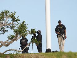 mitglieder des us geheimdienstes beobachten wie marine one mit us praesident donald trump an bord in der naehe des trump national golf club los angeles landet 1