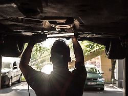 mitunter fordern werkstaetten einen vorschuss ehe die reparatur beginnt fliesst kein geld wird auch nicht geschraubt