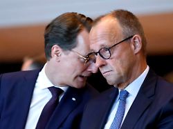 nrw ministerpraesident hendrik wuest cdu und bundeskanzler friedrich merz cdu auf dem landesparteitag der cdu nrw im maritim hotel duesseldorf duesseldorf 04 07