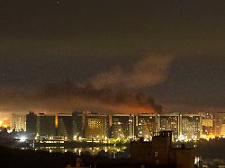 nach einem russischen raketenangriff steigt rauch ueber der innenstadt von kiew auf