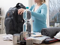 nicht erst packen wenn s schon brennt das bbk raet notfallgepaeck fruehzeitig und in ruhe zusammenzustellen am besten fuer mehrere tage