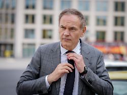 oliver blume vorstandsvorsitzender der volkswagen group kommt nach einem treffen mit dem bundesumweltminister zu einem pressestatement