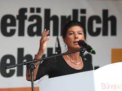 parteigruenderin sahra wagenknecht bsw spricht im rahmen der wahlkampftour des bsw auf dem marktplatz
