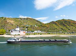 pfalzgrafenstein castle insel falkenau in kaub germany trockenes flussbett extreme duerre fracht transport und schifffahrt auf fluss rhine niedriger wasserstand