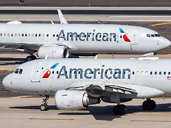 phoenix vereinigte staaten 10 november 2025 airbus a319 und boeing 737 800 flugzeuge der american airlines mit dem kennzeichen n776xf auf dem flughafen phoenix vereinigte staaten 1