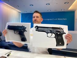 polizei pressesprecher thomas schelshorn zeigt die softair waffe links und eine echte berreta 92 rechts