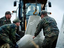 polnische und deutsche soldaten arbeiten an der verstaerkung der befestigungsanlage der polnischen grenze die sogenannten drachenzaehne dienen als panzerhindernisse