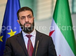 portra t von ahmed al scharaa pressekonferenz von bundeskanzler friedrich merz und dem staatspra sidenten der syrischen arabischen republik ahmed al sharaa im kanzleramt
