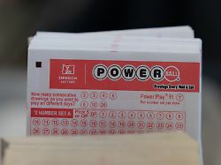 powerball lotteriescheine liegen in einem lebensmittelgeschaeft zum ausfuellen aus