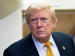 praesident donald trump spricht nach der landung auf dem stuetzpunkt der us luftwaffe bei der raf mildenhall an bord der air force one mit reportern