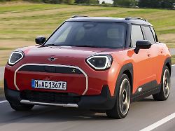 produziert wird der mini aceman seit 2024 in china gemeinsam mit der auf gleicher plattform stehenden elektroversion des dreituerigen cooper