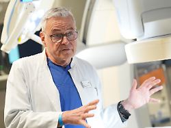 prof dr uwe janssens im portrait im operationssaal beim besuch des bundeskanzler im st antonius hospital und krankenhaus eschweiler 25 01