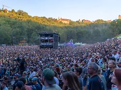 publikum und festival atmosphaere beim taubertal festival 2026 in rothenburg ob der tauber deutschland am 7 august 2026 buehne mit kuenstler historische stadt rothenburg ob der tauber im hintergrund