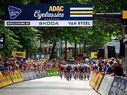 radsport uci worldtour cyclassics 205 30 km maenner der franzose paul magnier soudal quick step fuehrt kurz vor der ziellinie das feld an