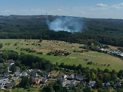 rauch steigt bei einem waldbrand unweit der autobahn a48 im westerwald auf aufnahme mit drohne ein grossaufgebot von einsatzkraeften aus dem westerwaldkreis ist im einsatz