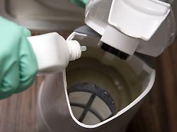 regelmaessiges entkalken lohnt sich ohne kalkschicht braucht der wasserkocher weniger energie um wasser zu erhitzen