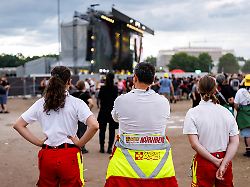 rettungssanitaeter vom asb arbeiter samariter bund stehen in bereitschaft am rande eines konzerts
