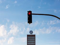 rote ampel vor dem volkswagenwerk in wolfsburg