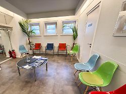 symb wartezimmer uebersicht blick in ein leeres wartezimmer beim artzt ohne patient bzw