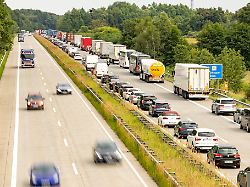 schleppend laeuft der verkehr auf der autobahn 24 bei hamburg in richtung berlin laut einschaetzung des adac ist das erste august wochenende das staureichste der gesamten ferienzeit