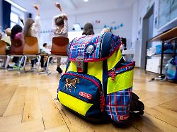 schulkinder einer zweiten klasse sitzen am ersten schultag nach den sommerferien in ihrer klasse in der grundschule an der kirchenstrasse