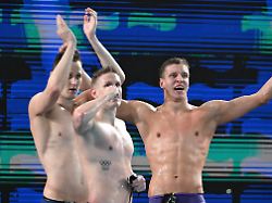 schwimmen europameisterschaft 4 x 200 m freistil maenner finale maenner die deutsche mannschaft feiert den gewinn der bronzemedaille im finale