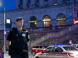 sicherheitskraefte sind am ort einer explosion in moskau russland im einsatz an dem sich in einem restaurant eine toedliche explosion ereignet hat