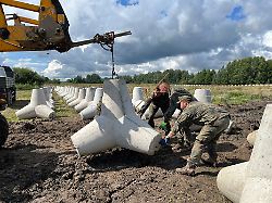 soldaten der bundeswehr und der polnischen armee verlegen panzersperren an polens grenze zu kaliningrad