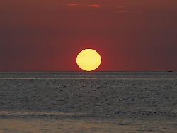 sonnenuntergang ueber dem mittelmeer strasse von messina kalabrien italien 1