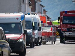 spezialkraefte sind im einsatz ein 24 jahre alter mann soll unsachgemaess mit radioaktiven mineralien umgegangen sein eine gefahr fuer die oeffentlichkeit soll nicht bestehen