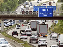starker verkehr auf der autobahn a8 am autobahnkreuz stuttgart