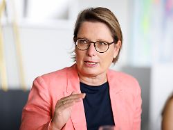 stefanie hubig spd bundesministerin fuer justiz und verbraucherschutz besucht den fc fsv mainz 05 21 07 2026