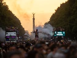 teilnehmer tanzen bei der demonstration rave the planet parade 2026 waehrend die sonne untergeht nach dem anschlag am rande des csd ist es die erste grossveranstaltung dieser art in berlin