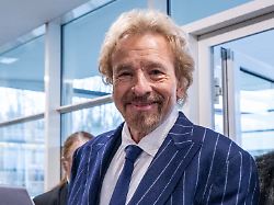 thomas gottschalk showmaster kommt zur verleihung des menschen in europa awards