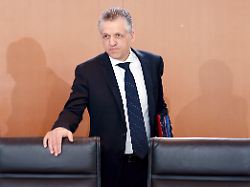 thorsten frei in der 54 sitzung des bundeskabinetts im bundeskanzleramt berlin 29 07