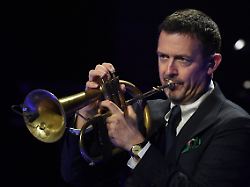 till broenner italia live 2026 am 07 04 2026 in der tonhalle duesseldorf in duesseldorf der deutsche trompeter till broenner steht am 07 04 2026 in der tonhalle duesseldorf in duesseldorf auf der buehne