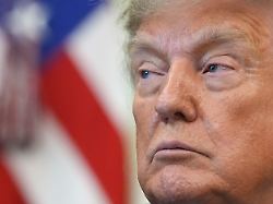 us praesident donald trump hoert waehrend einer sitzung zur unterzeichnung einer durchfuehrungsverordnung zum thema impfstoffeim oval office des weissen hauses zu