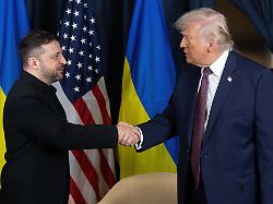 us praesident donald trump r schuettelt dem ukrainischen praesidenten wolodymyr selenskyj vor beginn eines bilateralen treffens am rande des jaehrlichen weltwirtschaftsforums wef die hand