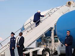 us praesident donald trump steigt am flughafen morristown in die air force one ein 1