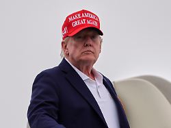 us praesident donald trump steigt auf dem flughafen morristown in die air force one ein