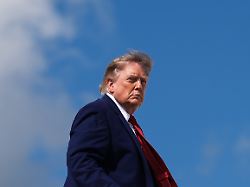 us praesident donald trump steigt auf der joint base andrews in die air force one ein