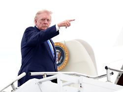 us praesident donald trump winkt als er auf dem morristown municipal airport in morristown new jersey an bord der air force one geht um nach washington zurueckzukehren