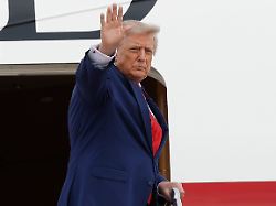 us praesident donald trump winkt bei seiner ankunft auf der joint base andrews in maryland von der treppe der air force one