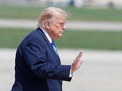 us praesident donald trump winkt waehrend er auf der joint base andrews in maryland von der marine one zur air force one geht